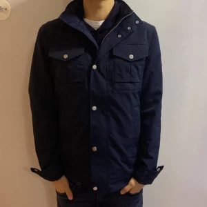 J.Linberg Jacka - Tjena, säljer denna frächa J.Lindberg jacka i storlek M! Jackan är helt ny aldrig använd, nypris 3700kr✅ Hör av dig vid minsta fundering!