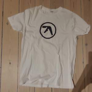 Officiell merch från aphex twin. Bra skick haft en få tal gånger.