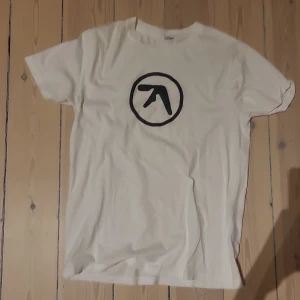 Aphex twin t shirt officiell  - Officiell merch från aphex twin. Bra skick haft en få tal gånger.
