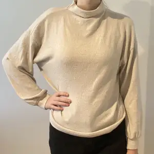 Beige mjuk tröja från Gina Tricot i storlek M. Superskön och mysig, säljer pga att den inte kommer till användning. Använd fåtal gånger därav nyskick.