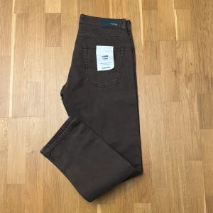 Bruna jeans loosefit - Ett par bruna jeans i 32-32 som är mindre i storleken så om du bär på 30 eller ev. 31 i midja så är det något som kommer sitta på dig väldigt bra, de är aldrig använda och väntas på att få en värdig ägare som kan bära upp jeansen.