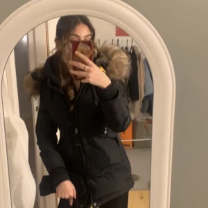  Parra jumper jacka  -  Hej! Jag säljer min Parajumper-jacka som jag köpte förra vintern och bara använde några gånger. Den är i storlek XXS, i perfekt skick utan repor eller skador. Jackan är äkta med äkta päls. Om du vill se fler bilder är de bara att skriva 💓