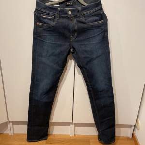 Säljer ett par helt oanvända replay jeans i färgen mörkblå. Nypris 1799, mitt pris 399. Kan få ner priset vid snabb affär. 