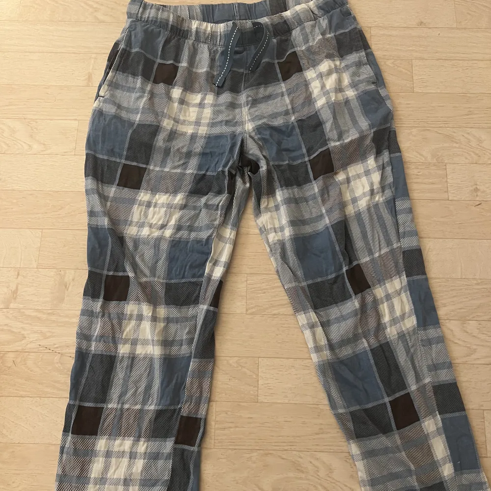 Lågmidjade pyjamasbyxor från kaphal, storlek M , passa även S. Ligger bara i garderoben, använda Max 6 gånger . Jeans & Byxor.