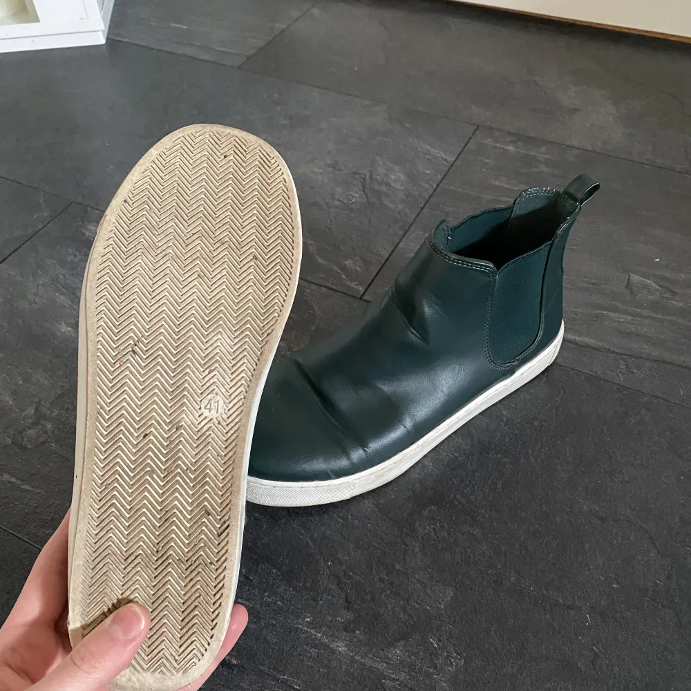 Säljer ett par skor från Divided (H&M) i den mest perfekta gröna färgen i storlek 41💚. Skor.