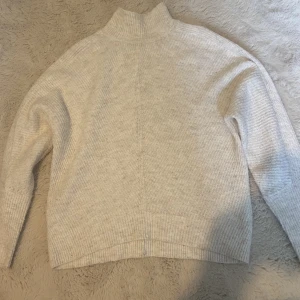 Vit stickad tröja - Detta är en vit stickad tröja som är lite större i storleken vilket är fint, den är inte jätte använd och inte heller nopprig💞 Skriv direkt om ni är intresserade 