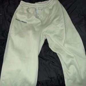 Mjukisbyxor - Färgen framkommer inte riktigt. Mer ljusgrön. Jättesköna mjukisbyxor! Kommer inte till användning. Storlek L. 75kr + frakt❤️