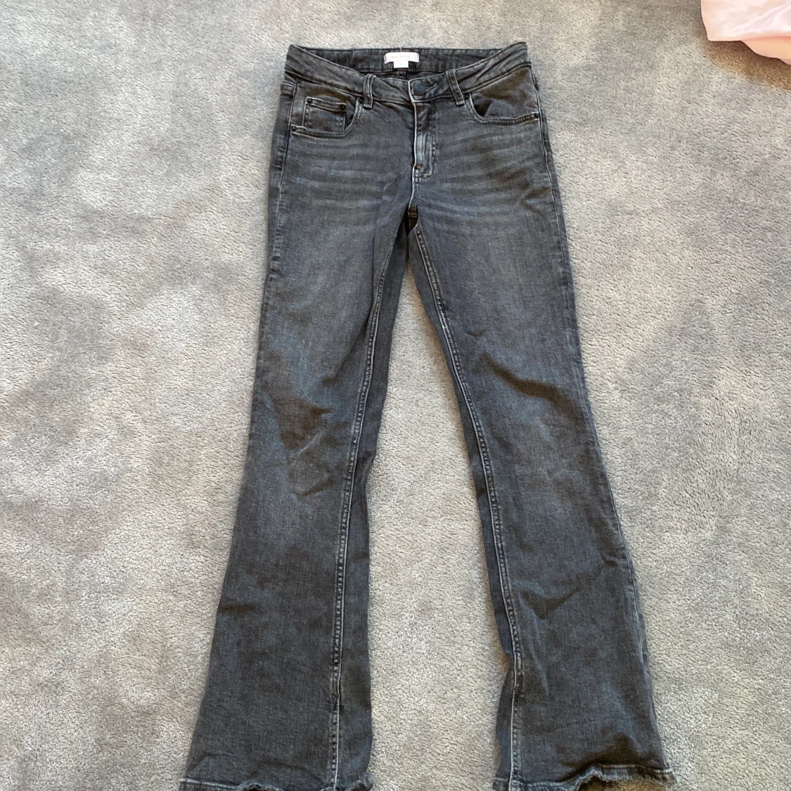 LĂ„gmidjade bootcut jeansđđ