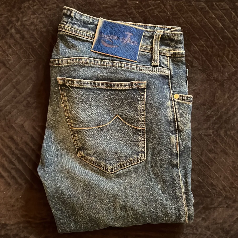 Säljer dessa jättefina Jacob Cohen Jeans i Strolek 34. Passar dig mellan ~185~190cm. Nypris ligger på ca 5000kr och de är inköpta på Lund&Lund Stockholm. OBS! Jeans har ett hål vid knäet som enligt mig gör de lite mer levande och unika.. Jeans & Byxor.