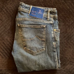 Jacob Cohen Jeans strl 34 - Säljer dessa jättefina Jacob Cohen Jeans i Strolek 34. Passar dig mellan ~185~190cm. Nypris ligger på ca 5000kr och de är inköpta på Lund&Lund Stockholm. OBS! Jeans har ett hål vid knäet som enligt mig gör de lite mer levande och unika.