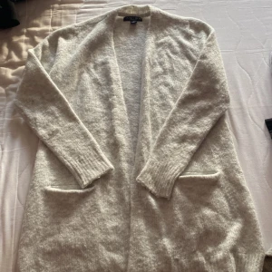 Stickad kofta - En jätte skön stickad kofta, lång med fickor där framme. 