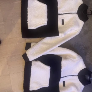 Två Pek performance fleece jacka och tunn jackor Armani   - Två Peak performance fleece barn st 160 och två tunn jackor emporio Armani st M. 