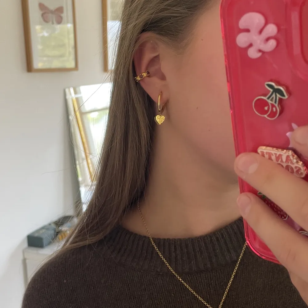 Säljer denna jättefina earcuff från maria Nilsdotter💕Hör av dig vid intresse. Accessoarer.