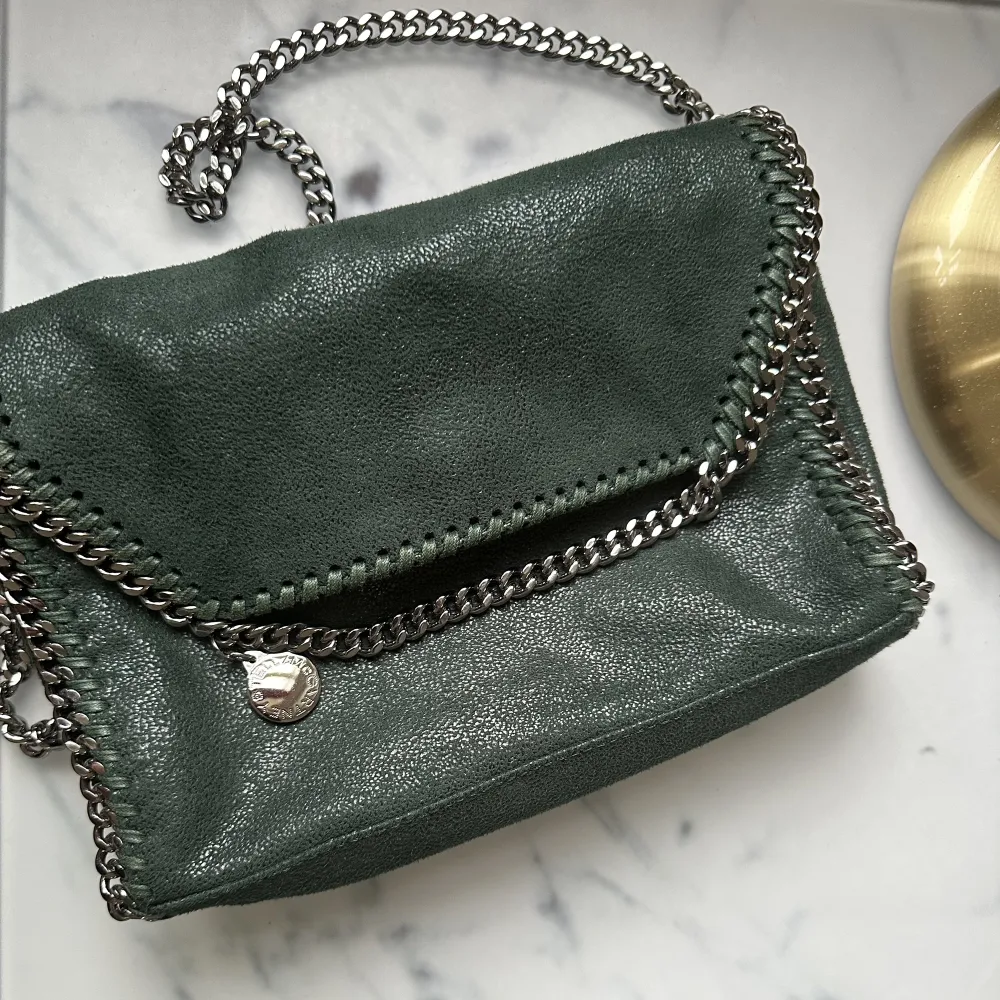 Säljer min Stella väska i denhär sjukt unika grön färgen, passar till allt och verkligen så cool väska till hösten. Köpte från Farfetch 2020 men väskan har inte kommigt till användning så den är i superbra skick! ❤️. Väskor.