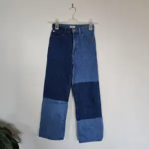 Uppsydda jeans med unikt patchmönster. Passar någon som är runt 1,60 cm