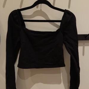 Snygg topp - Snygg topp perfekt till skolan, jobbet eller fest. Från NA-KD i storlek M men skulle säga också passar en storlek S. 