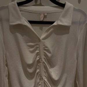 Vit topp - Skit snygg vit topp i storlek L men passar säkert storlek M också. Från Nelly men säljer pga att tror nån annan kommer ha bättre användning av den. 