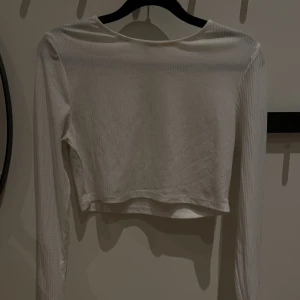 Basic topp - Basic vit topp, från Nelly i storlek M men passar även stolek S. Använd en del och därav det billiga priset.