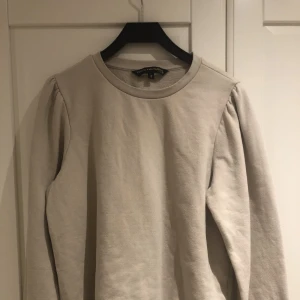 Tröja - Fin tröja med lite mer ”puff” på axlarna. Knappt använd❣️
