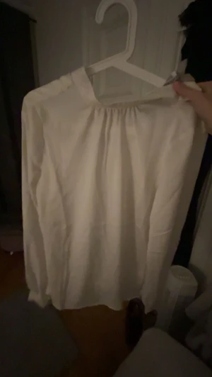 Vit blus  - Jätte fin vit blus från plick, köptes för någon månad sen men aldrig använd av mig. Inga defekter. Kom privat för fler bilder.  