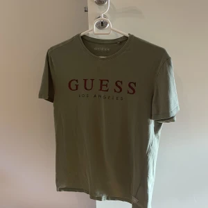 Guess t-shirt - Galet snygg t-shirt från Guess. Storlek S och rätt liten i storleken. Bra skick. Har en likadan i svart så bara att skriva om du vill se bilder på den. 