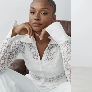 Bubble lace shirt - Säljer min helt oanvända (med prislapp kvar) tröja från Gina tricot. Jättefin o festlig tröja, tyvärr har den bara inte kommit till användning och tror egentligen inte de är riktigt min stil därav säljer jag den. Köptes för 400kr säljes för 200kr.