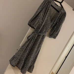 Nelly  - Använd 1 gång. Storlek XL men funkar lika bra för L eller M. Köpt från nelly 