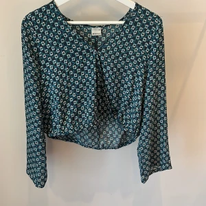 Fin blå blus - Passar nog bäst till någon med lite mindre överkropp om man inte vill ha magtröja