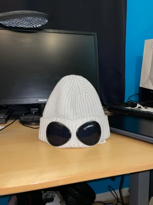 Cp company mössa - Supersnygg mössa från C.P Company som jag tyvärr hann tröttna på innan jag knappt användt den. Mössan köptes i slutet på förra vintern och är självklart äkta. Mössan är köpt från care of carl för ca 1400. Tags finns med, ställ frågor om ni har några.