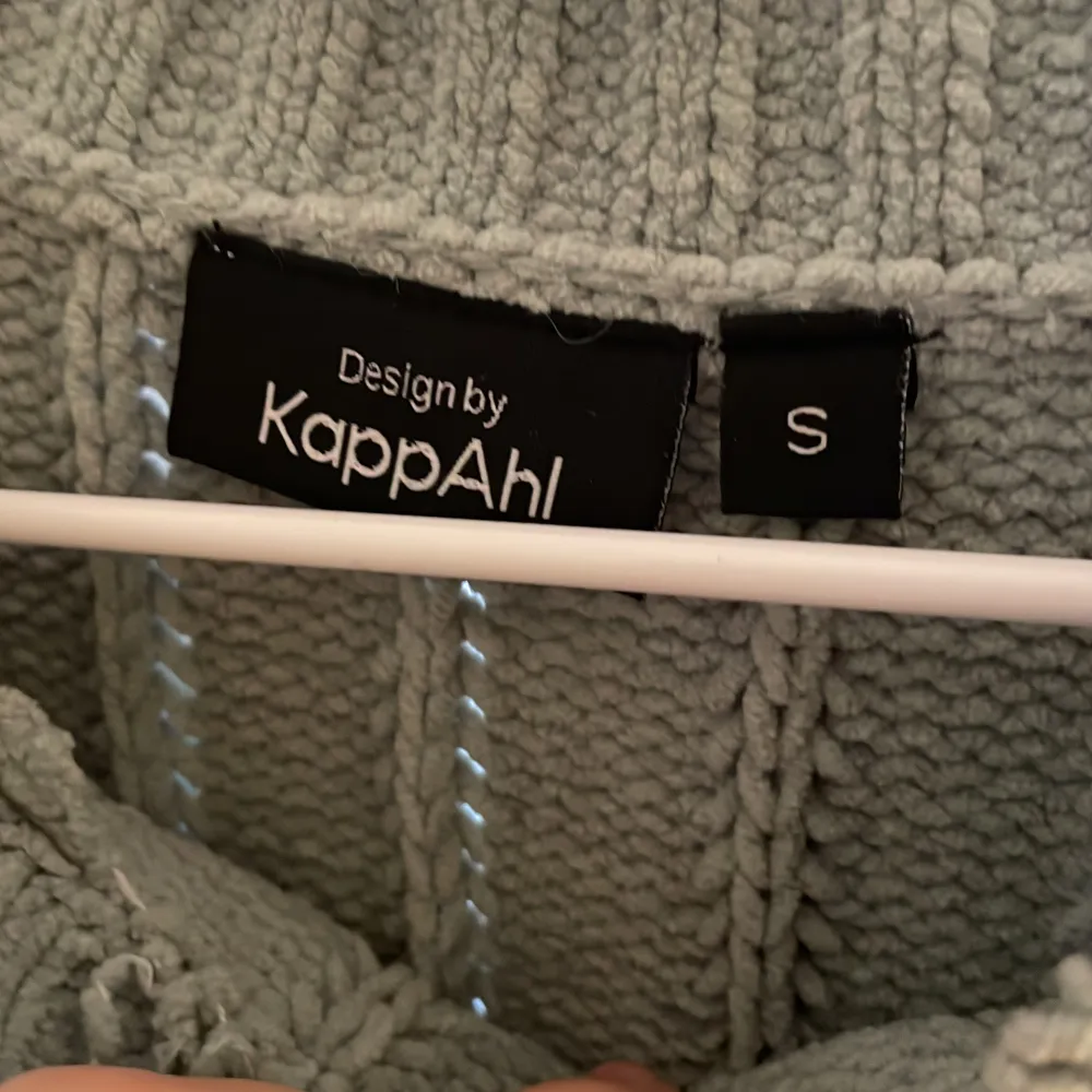 Stickat kortärmad tröja som just nu är så trendigt. Denna är köpt från Kapphal för 259kr men säljer för 99kr. Använd cirka 5 gånger därav inga effekter som uppstår.. Stickat.