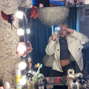 Jacka  - Säljer min superfina Chelsea jacka, använd en gång och köpt för 800 kr. Jackan är en onesize💞 