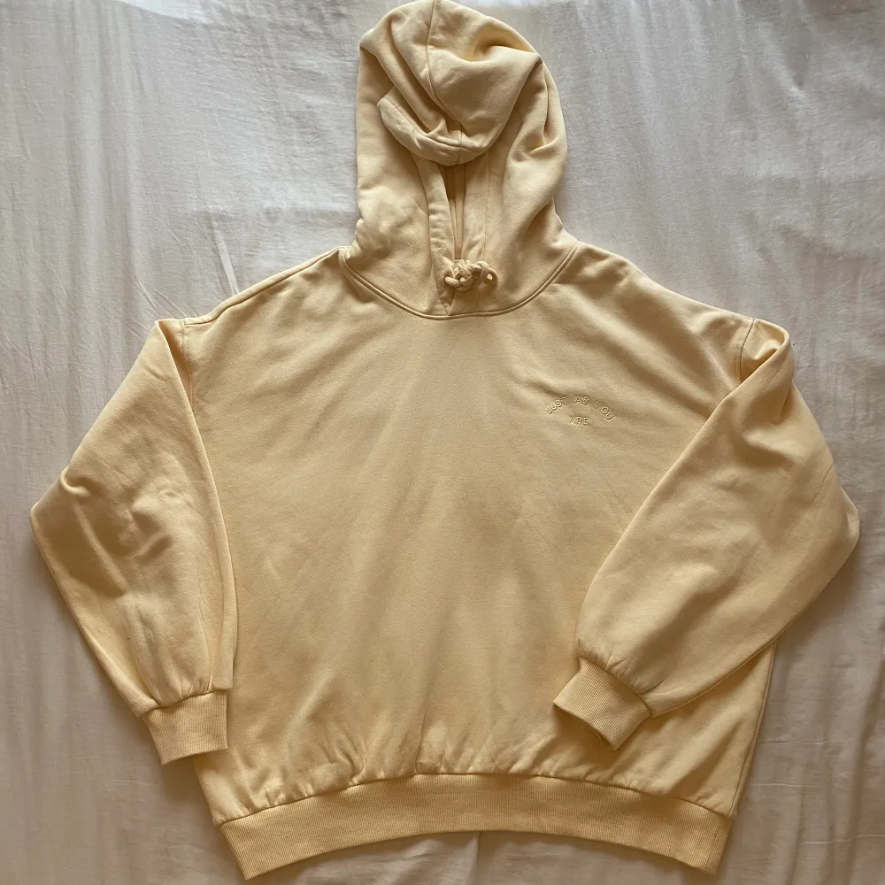 Supermjuk och skön ljusgul hoodie från H&M i storlek M. Det finns en text på vänster bröst ”just as you are”. Använd fåtal gånger därav nyskick. Säljer pga att den inte kommer till användning. . Hoodies.