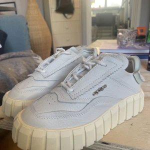 EYTYS SNEACKERS - HELT NYA - Helt oanvända Eytys Oracle i skinn!    Jättefina skor som tyvärr är för små för mig, jag köpte liknande i min storlek och älskar dem! Rejäla skor som är både snygga och sköna.   Kommer med dustbag, påse och kartong! Finns på Södermalm 🌟
