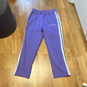 Palm angels byxor - Riktigt snygga lila Palm angelsbyxor. Använt 2 ggr. De är som nya!🌟replika!