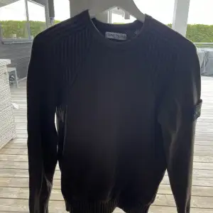 Stone Island Crewneck. Skick: 8/10. Nytt pris: 3000kr. Mitt pris: 1200kr. Färg: Mörkgrön. Storlek: L