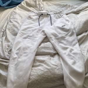 En vit nike tech fleece byxor som är storlek S men passar även M. Köpt av JDsports för 1100kr och är i bra skick. Pris kan diskuteras.