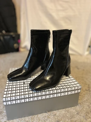 Svarta boots (klack) - Jätte fina svarta boots med klack. Oanvända nypris ca 600kr (säljer med anledning av att dem inte passar och har ingen kvitto) kartong finns kvar samt innehållet skorna kom med (pris går att diskutera vid snabb affär)🤎