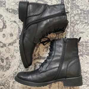 Kängor äkta läder  - Snygga snörkängor från Dasia i mjukt läder. Sköna skor som stängs med dragkedja på insidan och som har dekorativ dragkedja baki hälen  Superfint skick då se bara är använda två gånger  Nypris ca 1500