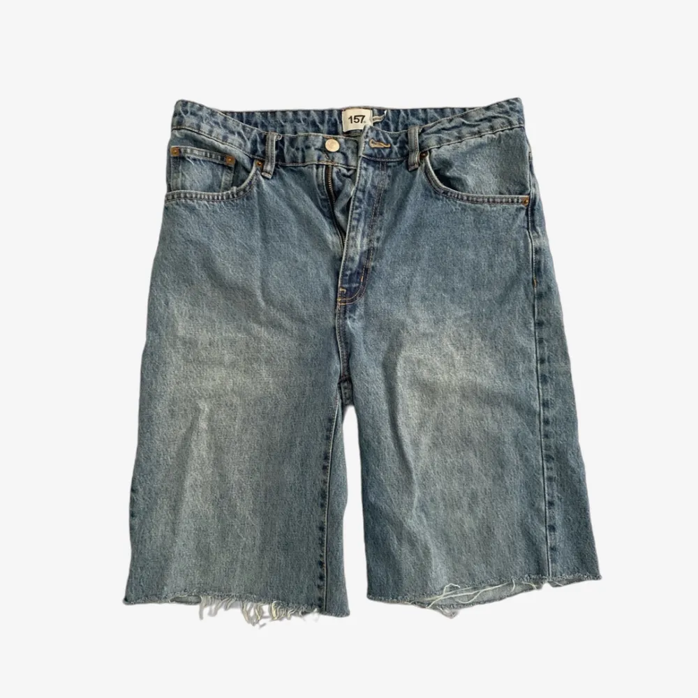 Jeansen är från 157 lager, förut var jeansen lång men klippte den till shorts, använder inte längre, vet ej storleken, high waisted jeans. Vi kan diskutera om priset 💗💗. Jeans & Byxor.
