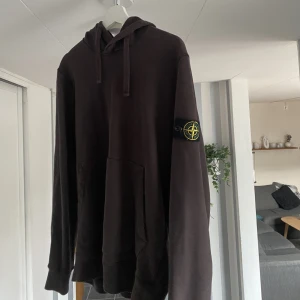 Stone Island Hoodie - Säljer på grund av att den nu blivit lite liten för mig. Storleken är M men skulle säga att den är något mellan ting mellan S och M. Riktigt bra kvalitet, inte använd så mycket och färgen passar bra nu till höst/vinter. 