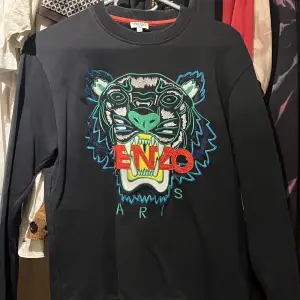 Svart Kenzo sweatshirt (s)  650kr  Skick (8/10)  Storlek (s)  Möts upp i stan alternativt fraktar 