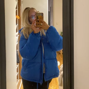 Hm puffer jacket, xs - Jackan är i storlek xs, en del defekter förekommer, fyllningen i jackan har lagt sig ojämnt men fortfarande så fin, varm och snygg! 