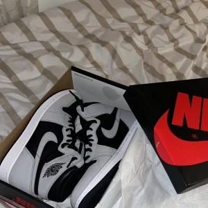 Jordan 1s shadow grey 2.0  - Jordan 1s shadow grey 2.0, grå/svart. Använt ett par gånger men fortfarande i perfekt skick. Kvitto finns! Boxen ingår :)