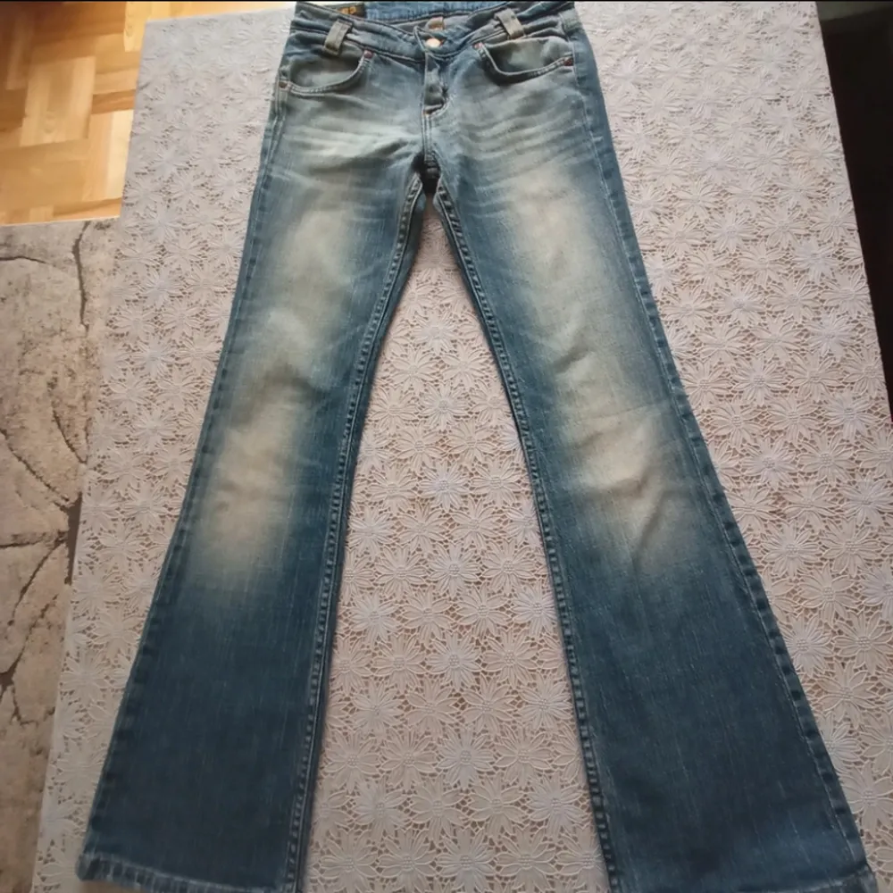 Skitsnygga Lee jeans! Bootcut, lågmidjade. Jättenice fickor och bra kvalitet. Köpte på secondhand men var för små för mig som är 175cm. Innerbenslängd: ca 72cm. Midjemått tvärs över: ca 34cm. Endast seriösa köpare tack. Priset kan förhandlas. . Jeans & Byxor.