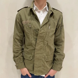 Safari Jacka Topshop - Hej! Säljer nu min Jacka från Topshop i storlek S/M, fint skick. Tveka inte på att höra av dig om du har frågor eller funderingar kring varan! 