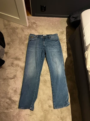 Jeans  - Säljer nu mina jeans av märket wrangler o modellen heter Texas. Storleken är W36 L32. Använda ca 3-4 gånger så dem är i bra väldigt bra skick  Nypris: 999kr
