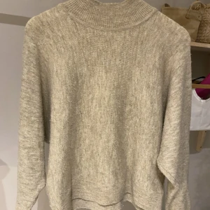 Stickad tröja💘 - Stickad tröja ifrån Hm, säljs då den inte används länge. Lite nopprig💘 