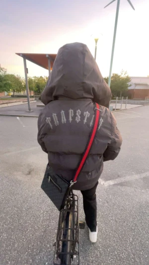 Trapstar Jacka - Hej säljer min trapstar jacka för 1000 pris kan diskuteras helt ny skick inga skador alls säljer för vill köpa annan går ner i pris vid snabb affär zippen på dragkedjan gick av men ja fixade det.