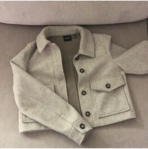 Fin vinter/höst kappa💕🥰 - Finaste höst kappan! Bara använd halva våren eftersom det blev varmt. Den är från veromoda i storlek xxs. Köpte den för 500kr men jag säljer den för 400kr! Hör av dig vid frågor!💕pris kan diskuteras 