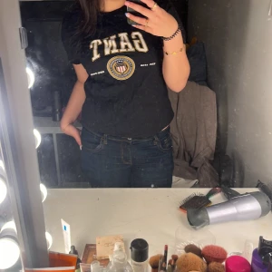 gant t-shirt  - säljer nu denna fina gant t-shirt då den tyvärr inte kommer till användning! tröjan är lite marinblå i tonen. är i nyskick då den används kanske 2 gånger! pris kan diskuteras💕